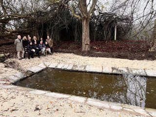Concejales del Ayuntamiento, con la alcaldesa, Cristina Ayala, y vecinos del barrio de Cortes, en el lavadero recuperado.