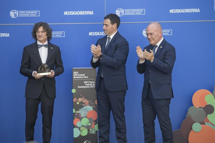 Archivo - Iazko irabazlea, Imanol Pradalesekin eta Juan Ignacio Perez Iglesiasekin