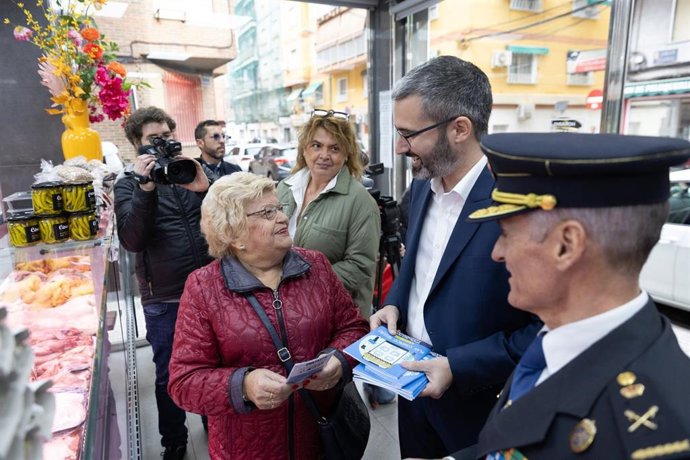 El delegado del Gobierno, Francisco Lucas, acompañado del jefe Superior de Policía, Ignacio del Olmo, ha entregado los folletos informativos en Puente Tocinos