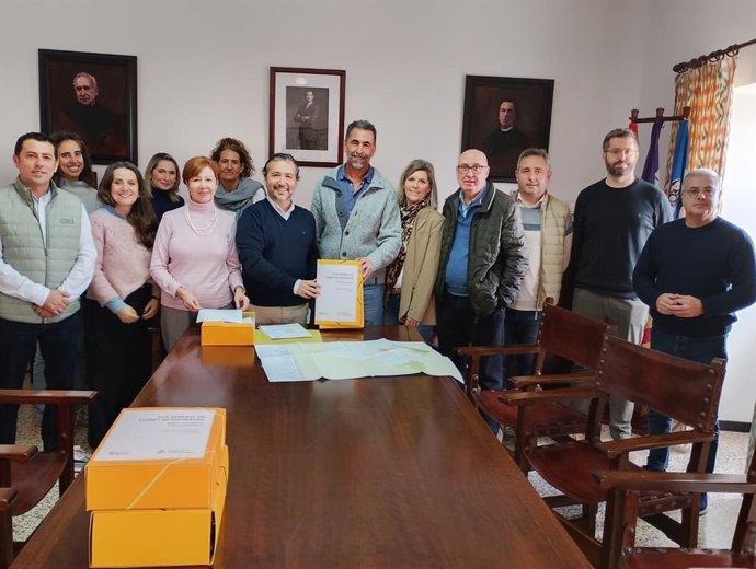 Acto de entrega del nuevo PGOU de Lloret de Vistalegre con el conseller insular de Territorio, Movilidad e Infraestructuras, Fernando Rubio, y el alcalde de Lloret, Sebastià Amengual.