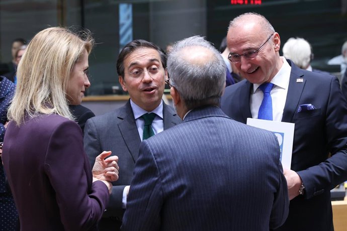 El ministro de Exteriores, José Manuel Albares, junto a la Alta Representante, Kaja Kallas, y sus homólogos europeos en Bruselas.
