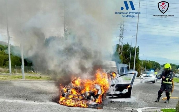 Efectivos del Consorcio Provincial de Bomberos extinguen un incendio tras salir ardiendo un vehículo en la autovía AP-7 a la altura de una estación de servicio en Torremolinos.