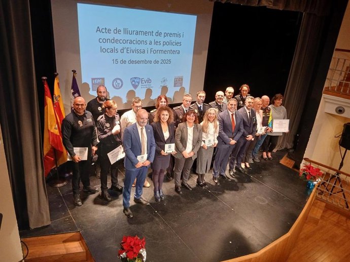 El Govern otorga en Ibiza las cruces al mérito policial, así como otros reconocimientos a varios policías