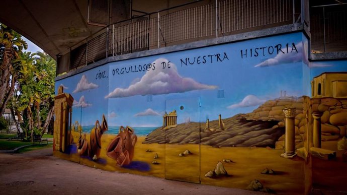 Detalle del gran mural realizado por Alejandro Cristino en uno de las paredes del Auditorio Costa Rica, en el Parque Celestino Mutis de Cádiz.