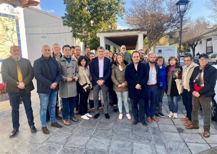 El secretario general del PSOE de Granada, Pedro Fernández, ha mantenido una reunión con la Plataforma Ciudadana en Defensa del Hospital de la Alpujarra.