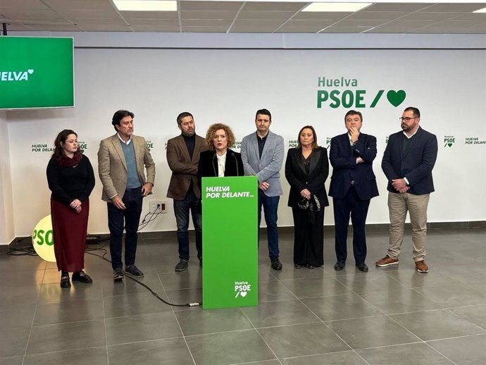 La secretaria general del PSOE de Huelva, María Eugenia Limón, este lunes en rueda de prensa acompañada por otros dirigentes socialistas onubenses.
