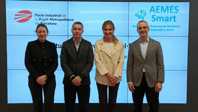 Representantes de ambas entidades en la firma del acuerdo de colaboración entre el Pacte Industrial y Aemes Smart.