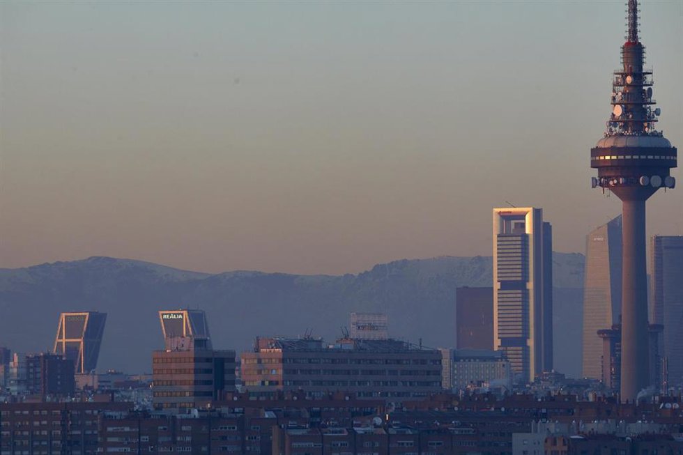 Archivo - Capa de contaminación sobre la ciudad desde el Cerro del Tío Pío en Madrid (España), a 18 de enero de 2021.