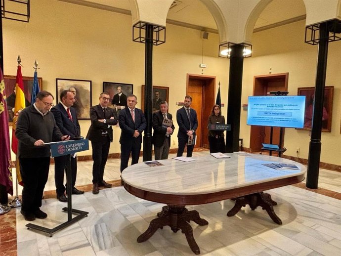 El consejero de Medio Ambiente, Universidades, Investigación y Mar Menor, Juan María Vázquez, y el rector de la Universidad de Murcia, José Luján, presentan los resultados de la encuesta sobre la ‘Percepción Social de la Industria'