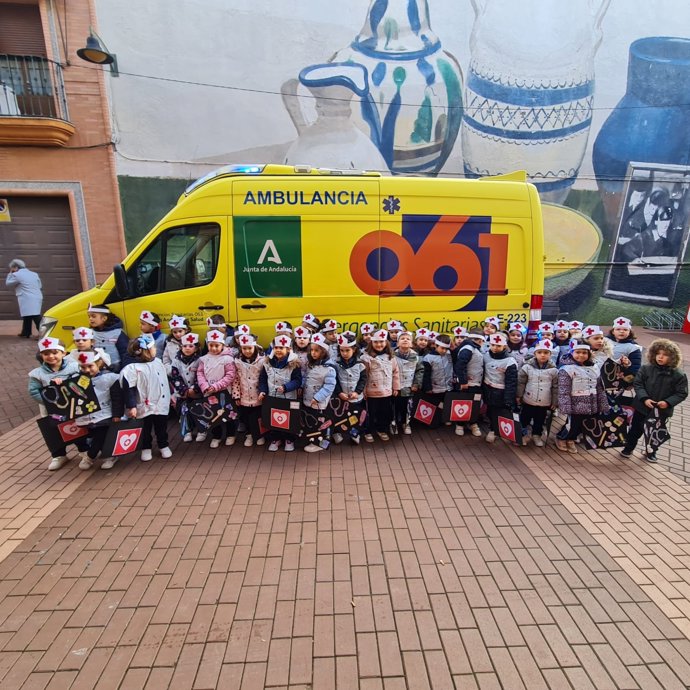 Escolares de Bailén ante una ambulancia del 061.