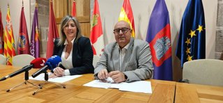 La teniente de alcalde de Servicios Sociales, Paloma del Nogal, acompañada por el concejal de Turismo, Carlos López.