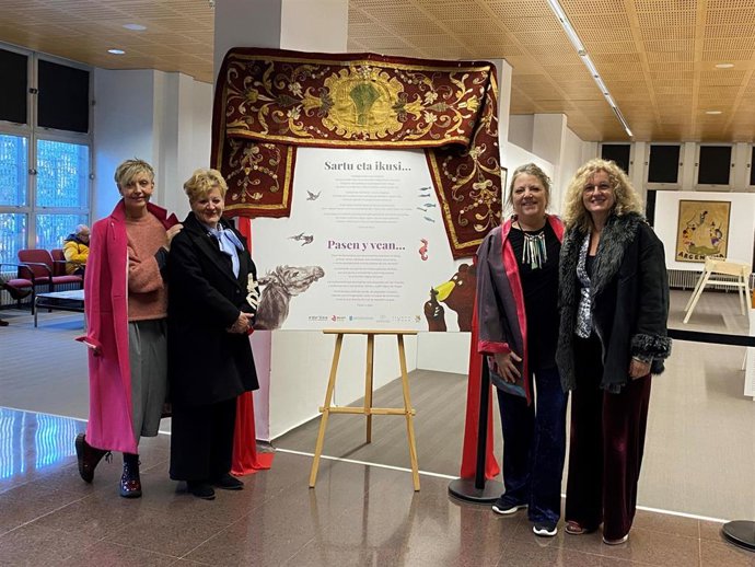 Presentación de la exposición 'Dos épocas, dos maneras de ilustrar', que reúne por primera vez en la ciudad la obra de dos miembros de la familia Sáenz de Tejada.