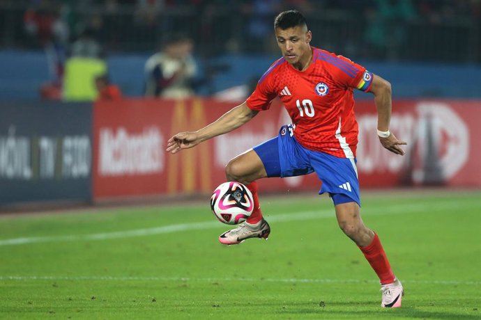 Archivo - Futbol, Chile vs Paraguay. Partido amistoso 2024. El jugador de Chile Alexis Sanchez es fotografiado durante el partido amistoso contra Paraguay disputado en el estadio Nacional de Santiago, Chile. 11/06/2024 Jonnathan Oyarzun/Photosport  Footba