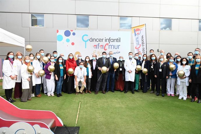 El jefe del Ejecutivo regional, Fernando López Miras, preside el acto con motivo del 30º aniversario de la Asociación de familiares de Niños con Cáncer de la Región de Murcia (Afacmur)