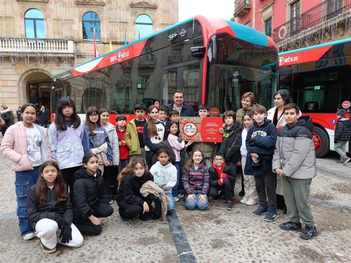 Presentación de los cuatro nuevos autobuses eléctricos de Emtusa Gijón, en la plaza Mayor.