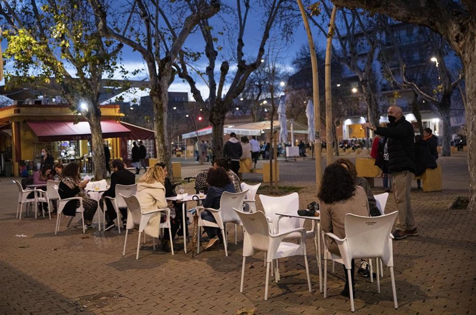 Archivo - Personas en los veladores de un bar.