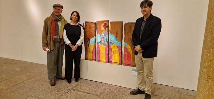 Javier Ruiz-Cuervas, el ganador del concurso de Pieza Única; Arantxa González-Montell, directora general de Empresa y Comercio y el consejero Borja Sánchez, posan delante de la obra ganadora.
