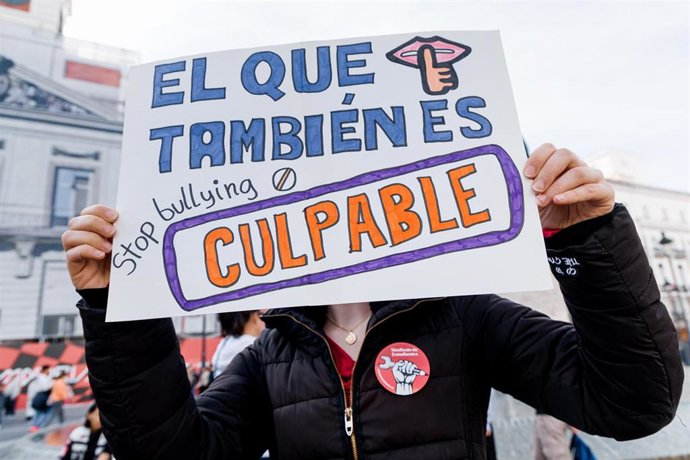 Archivo - Varios estudiantes con pancartas contra el bullying.-ARCHIVO