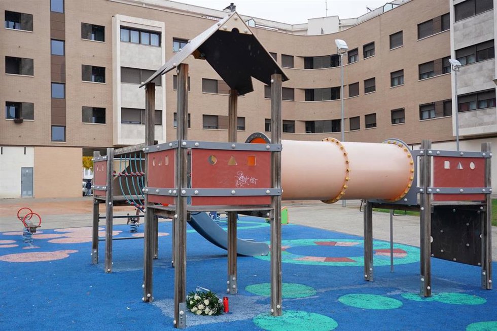 Archivo - Un ramo de flores y una vela en el parque donde fue secuestrado un niño de 9 años en 2021, en Lardero, La Rioja, (España).