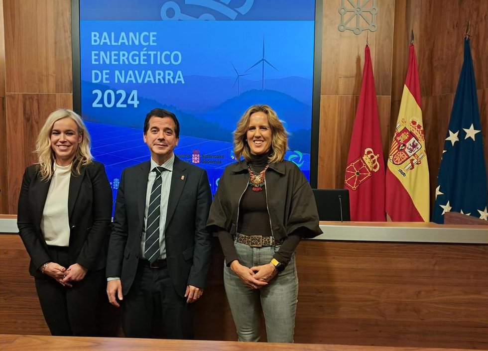La directora general Basterra, el consejero Irujo y la directora del Servicio de Transición Energética, Esperanza Aristu