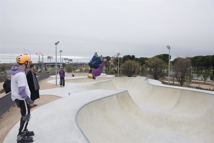 Más de 1.160 árboles dan vida al parque Manolito Gafotas, en Carabanchel, con merenderos, pista de baile y de skate