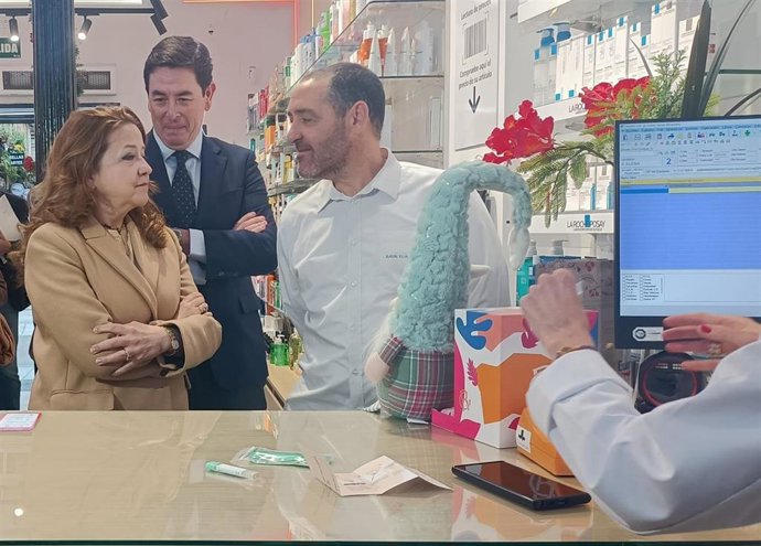 La consejera de Sanidad, Fátima Matute, y el presidente del COFM, Manuel Martínez del Peral