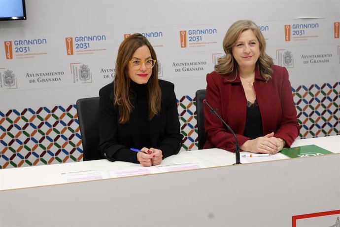Desde la izquierda en la imagen la viceportavoz y la portavoz del grupo municipal de Vox en Granada, Mónica Rodríguez Gallego y Beatriz Sánchez Agustino