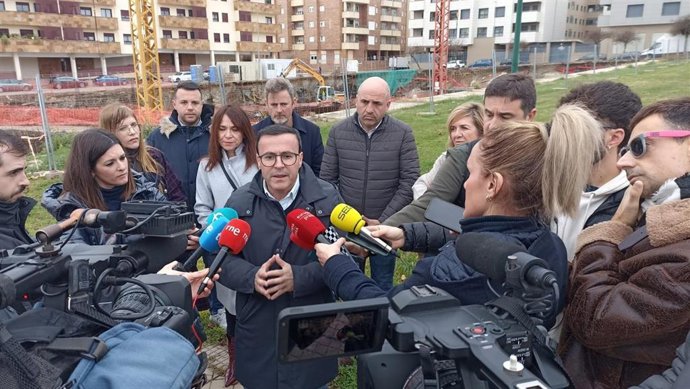 El candidato del PSOE a la Presidencia de la Junta de Extremadura, Miguel Ángel Gallardo, atiende a los medios en Cáceres