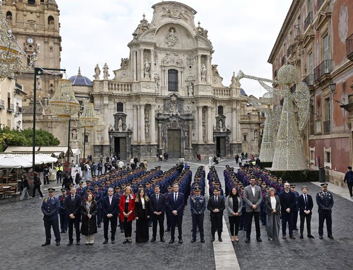 Los cadetes de la 81ª Promoción de la Academia General del Aire han posado en la plaza de Belluga frente a la Catedral