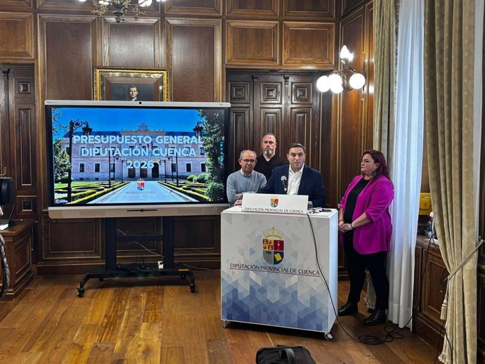 Martínez Chana y la concejala Emma Cano desglosan en rueda de prensa los presupuestos de la Diputación.