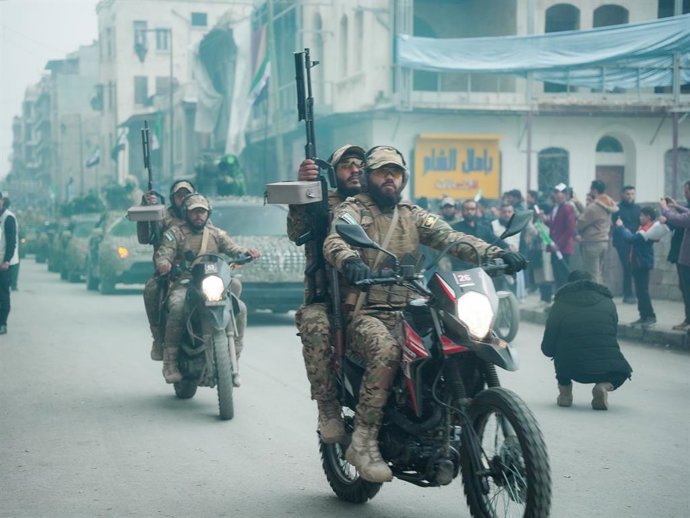 6 de dezembro de 2025, Aleppo, Aleppo, Síria: Aleppo, Síria - 08 de dezembro de 2025: O exército sírio e as forças de segurança pública realizam um desfile militar para marcar o primeiro aniversário da vitória da revolução síria e a queda do regime de Ass