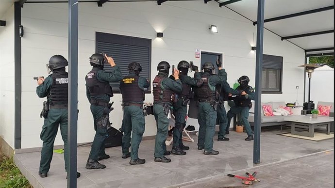 Agentes de la Guardia Civil en una operación contra el tráfico de cocaína y tabaco en el Campo de Gibraltar, en la provincia de Cádiz