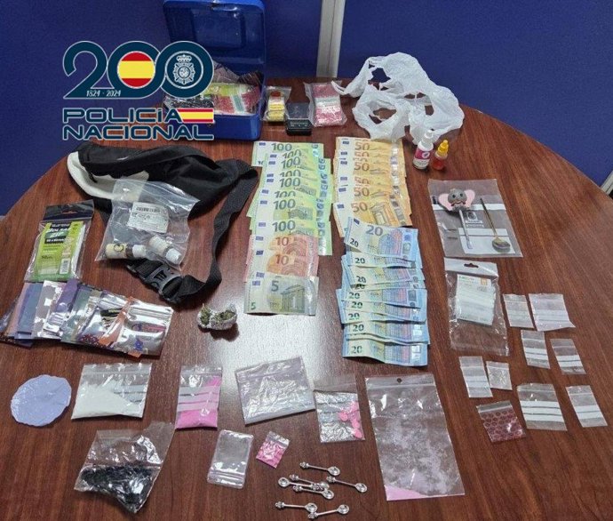 Material y dinero intervenido en la operación