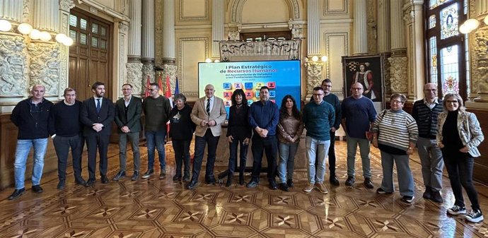 El alcalde de Valladolid, Jesús Julio Carnero, junto a personal del Área de Hacienda y representantes sindicales tras la presentación del I Plan Estratégico de Recursos Humanos.