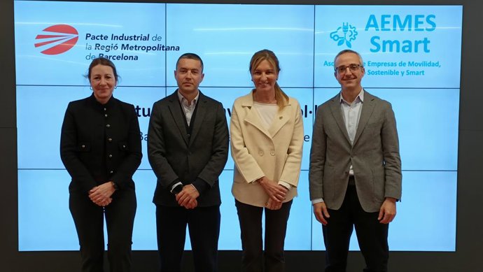Representants de totes dues entitats en la signatura de l'acord de col·laboració entre el Pacte Industrial i Aemes Smart