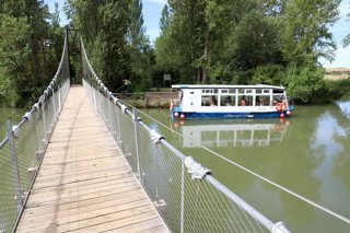Barco Marqués de la Ensenada que recorre el Canal de Castilla en Palencia.
