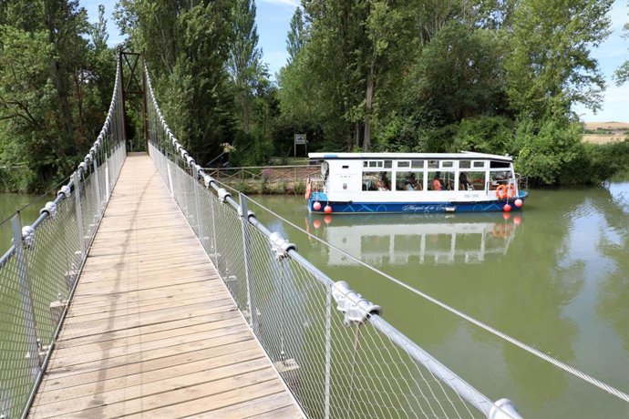 Barco Marqués de la Ensenada que recorre el Canal de Castilla en Palencia.