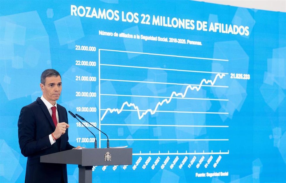 El presidente del Gobierno, Pedro Sánchez, durante una rueda de prensa, en el Palacio de la Moncloa, a 15 de diciembre de 2025, en Madrid (España). Sánchez ha hecho balance del curso político y ha presentado el informe periódico de rendición de cuentas 