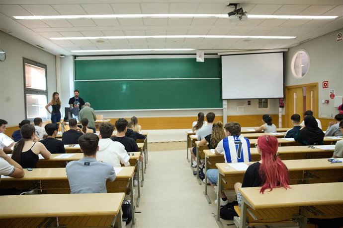 Archivo - Alumnos en un aula al comienzo de un examen, el primer día de la Evaluación de Acceso a la Universidad (EvAU)