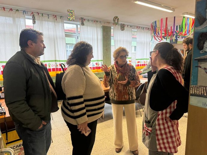 La diputada regional del PP Gloria García en el centro de educación especial de Latores.