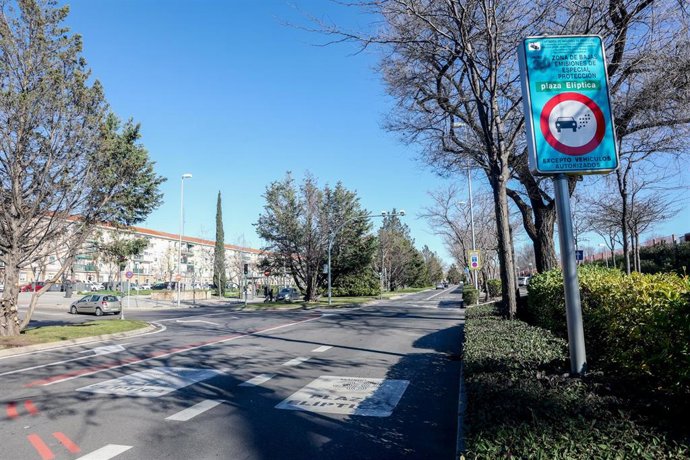 Archivo - Un cartel anuncia la Zona de Bajas Emisiones (ZBE) en Plaza Elíptica, a 4 de enero de 2023, en Madrid (España).
