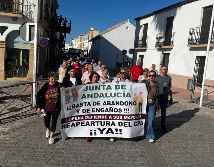 Archivo - Mercedes Gámez (d) en una protesta para pedir la reapertura del CPA de Lopera.