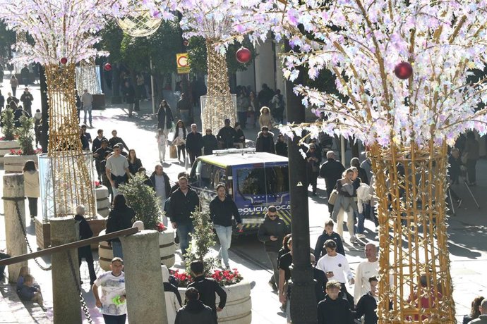 Imagen de agentes de la Policía Local de Sevilla de servicio tras activase el Plan de Emergencia Nivel 1. 