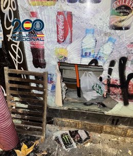 Escaparate de una tienda de Carabanchel (Madrid) roto por el medio del 'alcantarillazo'