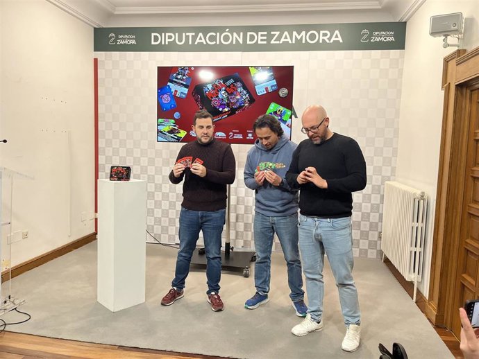 El vicepresidente de la Diputación de Zamora, Víctor López de la Parte; el creador del juego, Nacho Domínguez, y el ilustrador Pifa Montgomery.