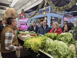 La consejera de Industria, Comercio y Empleo, Leticia García, en su visita al Mercado de Abastos de Ciudad Rodrigo (Salamanca).