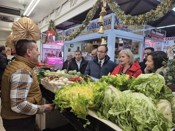 La consejera de Industria, Comercio y Empleo, Leticia García, en su visita al Mercado de Abastos de Ciudad Rodrigo (Salamanca).
