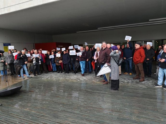 Vecinos de Parga y Guitiriz (Lugo) concentran en el HULA contra los recortes sanitarios en el municipio