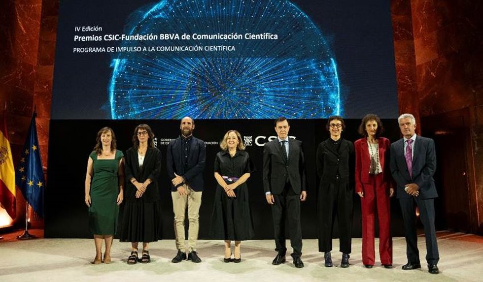 El equipo de EFE Ciencia y Eduardo Sáenz de Cabezón, premiados en la pasada edición de los Premios de Comunicación Científica, con la presidenta del CSIC y el director de la Fundación BBVA. / Vinca Page (CSIC).
