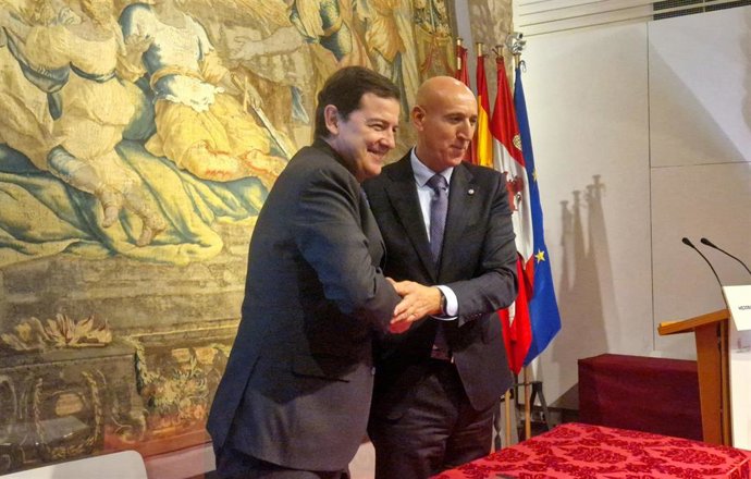 El presidente de la Junta, Alfonso Fernández Mañueco (izquierda) y el alcalde de León, José Antonio Diez (derecha), tras firmar el convenio de colaboración este lunes en el Palacio del Conde Luna de León.